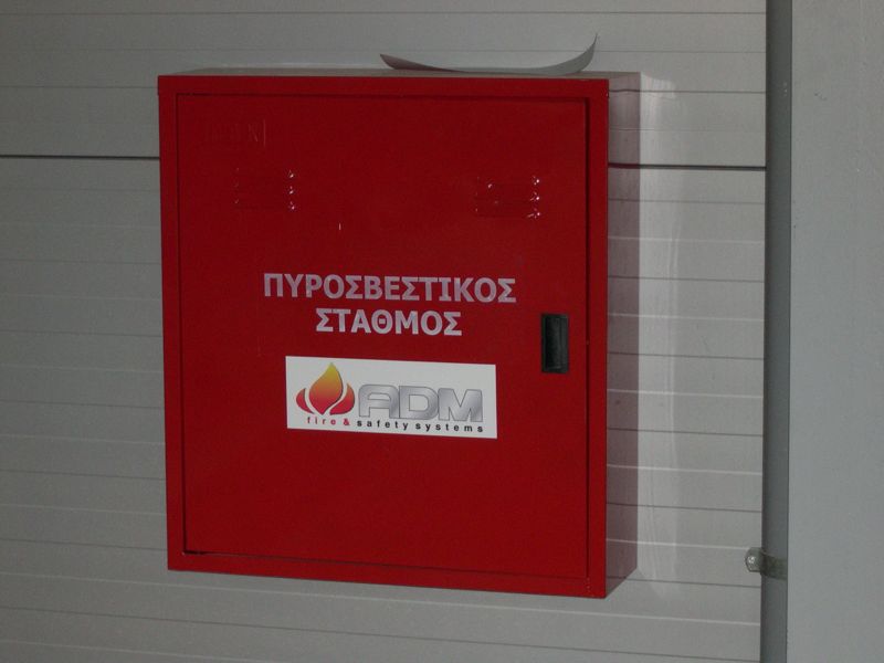 Κόκκινο ερμάριο «Πυροσβεστικός Σταθμός» ADM σε τοίχο