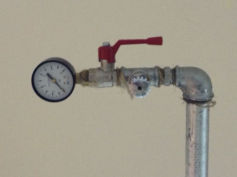 Μανόμετρο και βάνα σε σωλήνα δικτύου sprinkler