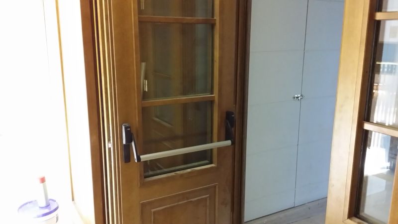 Ξύλινη πυράντοχη υαλόθυρα με μπάρα πανικού